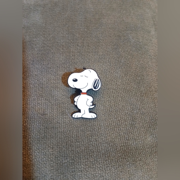 Snoopy Cartoon Pin - Picture 1 of 3
